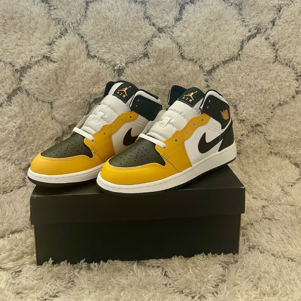 New Nike Black and Yellow High-Tops